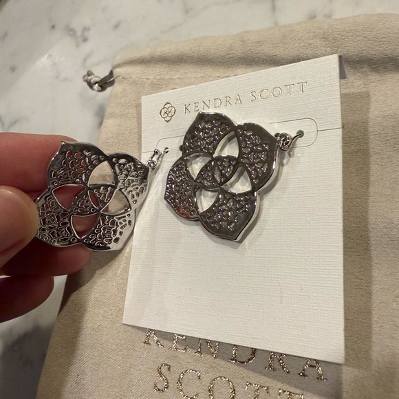 NWT Rare Silver Kendra Scott “Dawn” Earrings- comes with bag and box - Picture 5 of 5